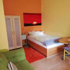 Zimmer mit Kingsize-Bett